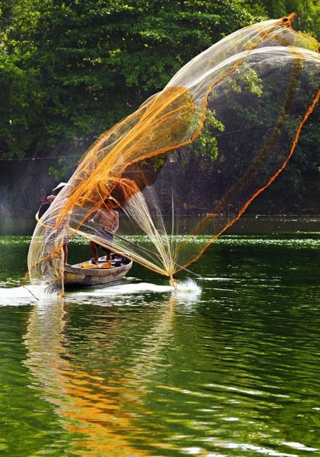 Bắt đầu một Bình minh, người dân làng chài lại lên thuyền tung lưới mong một ngày thuận lợi nhiều may mắn, cuộc sống hàng ngày của họ cũng yên bình như dòng sông Như Ý vậy