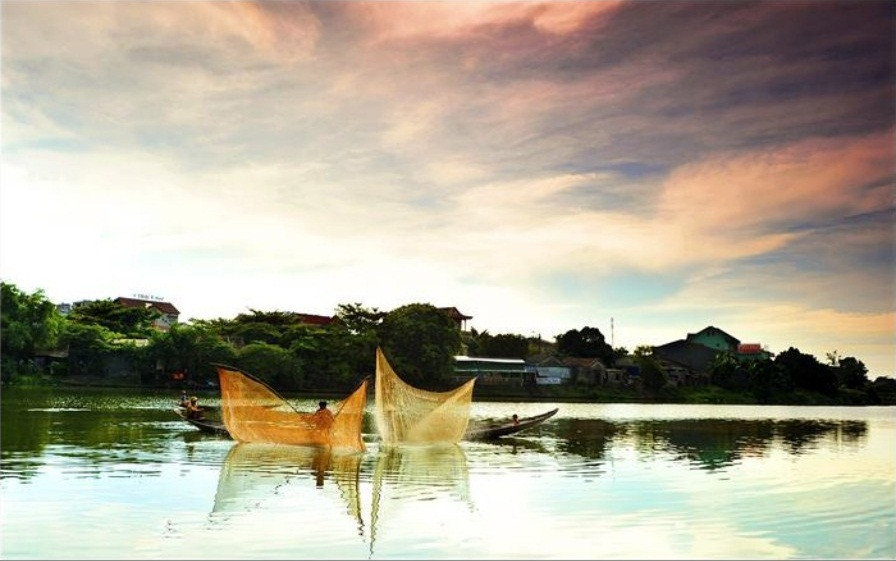 Sông nước Huế nhiều, trù phú, có lẽ vì thế mà người dân chủ yếu sống bằng nghề chài lưới, và có nhiều ngôi nhà nổi trên sông