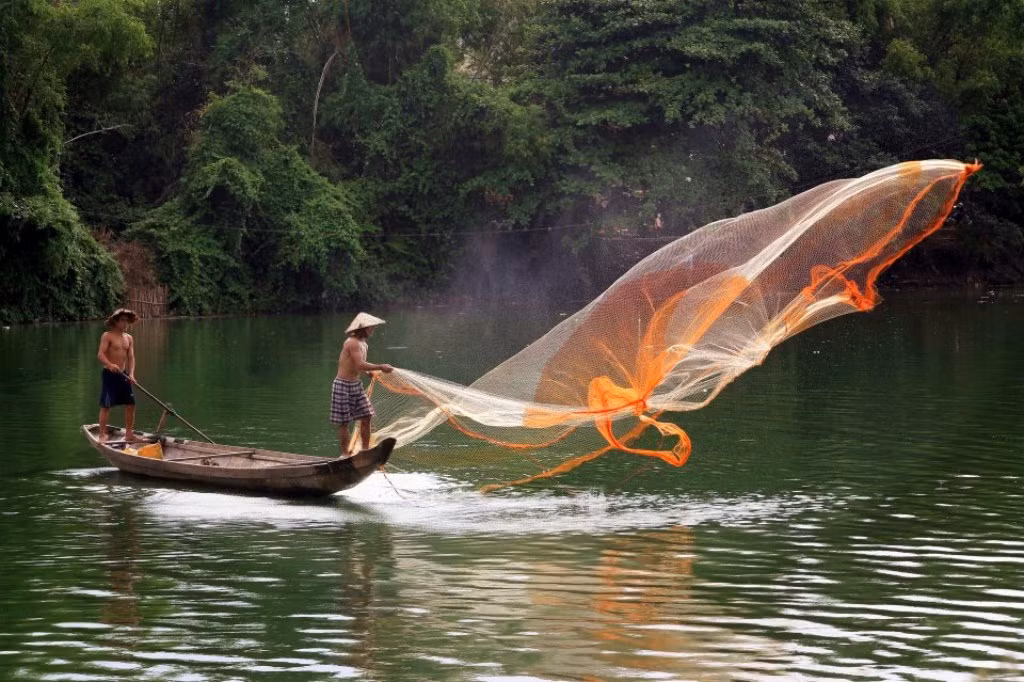Nhiếp ảnh Trần Hoàng Hải thực hiện bộ ảnh "Những cánh bướm trên dòng sông" trên dòng sông Như Ý thơ mộng của Huế - bộ ảnh chứa đựng một cảm xúc khó tả, vừa là niềm vui được bắt gặp nghệ thuật, vừa là sự cảm thông nỗi vất vả của những người lao động nghề chài lưới