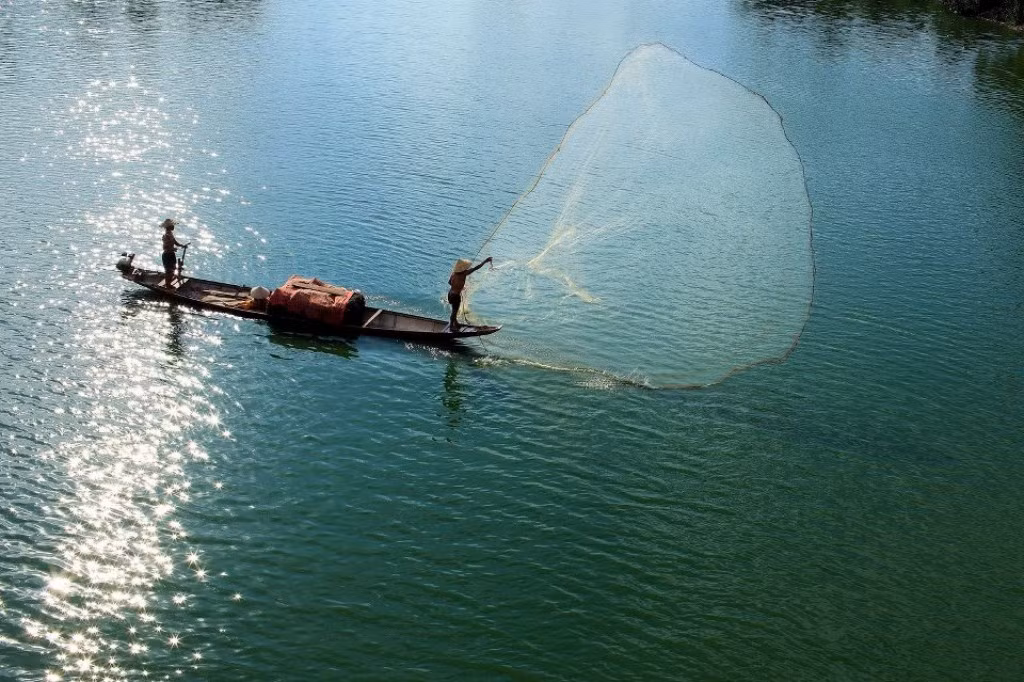Sông nước Huế nhiều, trù phú, có lẽ vì thế mà người dân chủ yếu sống bằng nghề chài lưới, và có nhiều ngôi nhà nổi trên sông