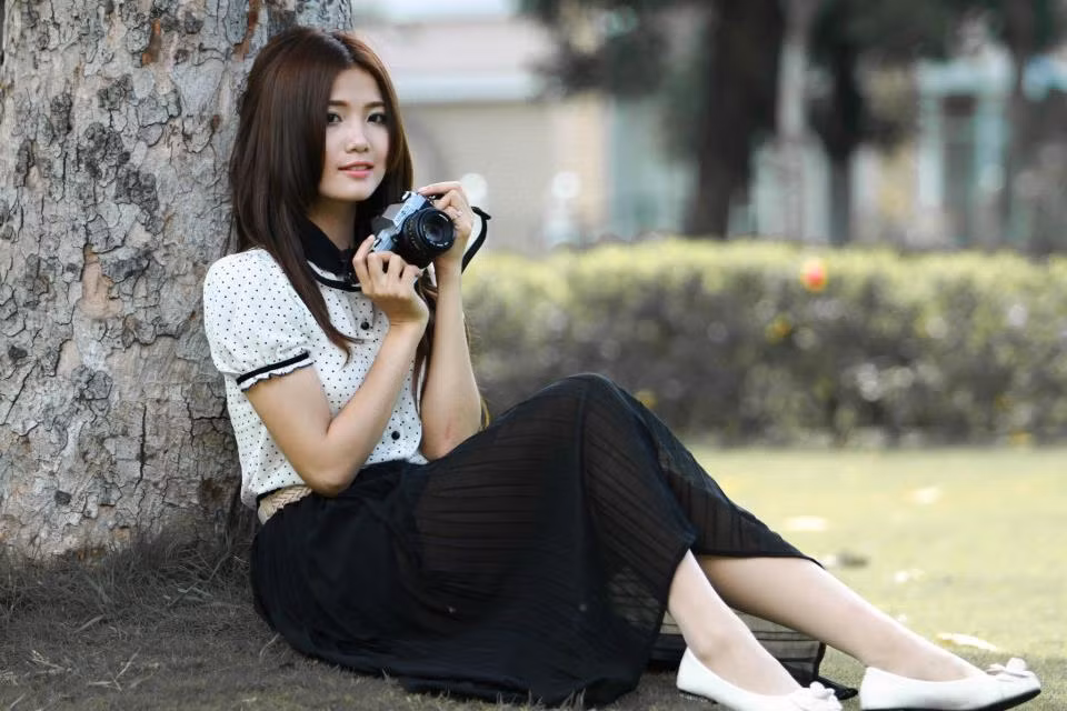 Cặp mắt đen láy,chân mày lá liễu, chiếc mũi dọc dừa hoàn mỹ...kết hợp với kiểu tóc để ngôi giữa vừa chân phương nhưng cũng toát lên phong cách hiện đại. Tường Vy sở hữu những đường nét khiến bao cô gái phải mơ ước. Xem thêm: Giật mình: Mỹ nữ U30 ""thơ ngây, xì tin"" như hotgirl 9X