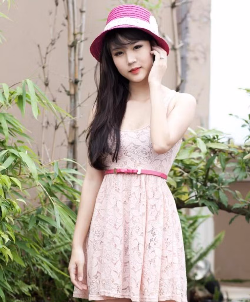 Chuẩn bị bước vào năm cuối cấp với nhiều kỳ thi quan trọng, nên Minh Phương đặc biệt chú tâm vào viêc học, chính vì vậy đôi khi cảm thấy căng thẳng Minh Phương dành thời gian nghe nhạc, lên mạng nói chuyện chia sẻ với bạn bè, hay đọc một cuốn sách thú vị Chuẩn bị bước vào năm cuối cấp với nhiều kỳ thi quan trọng, nên Minh Phương đặc biệt chú tâm vào viêc học, chính vì vậy đôi khi cảm thấy căng thẳng Minh Phương dành thời gian nghe nhạc, lên mạng nói chuyện chia sẻ với bạn bè, hay đọc một cuốn sách thú vị