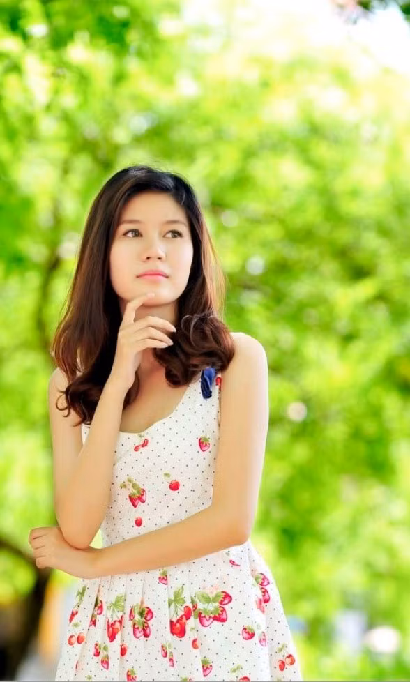 Hồng Ngọc có sở thích shopping, nghe nhạc, đọc truyện và xem phim mỗi lúc rãnh rỗi. Những lúc căng thẳng hay áp lực về học tập, thi cử Ngọc thường dành chút thời gian nghe một vài bản nhạc du dương để thư thái hơn, giải tỏa mệt mỏi