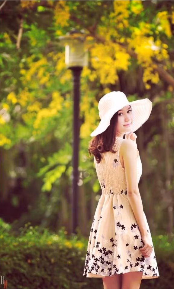 Hồng Ngọc từng tham dự cuộc thi "Miss ĐH Phú Xuân " và lọt vào Top 5, giành danh hiệu Miss có gương mặt khả ái nhất