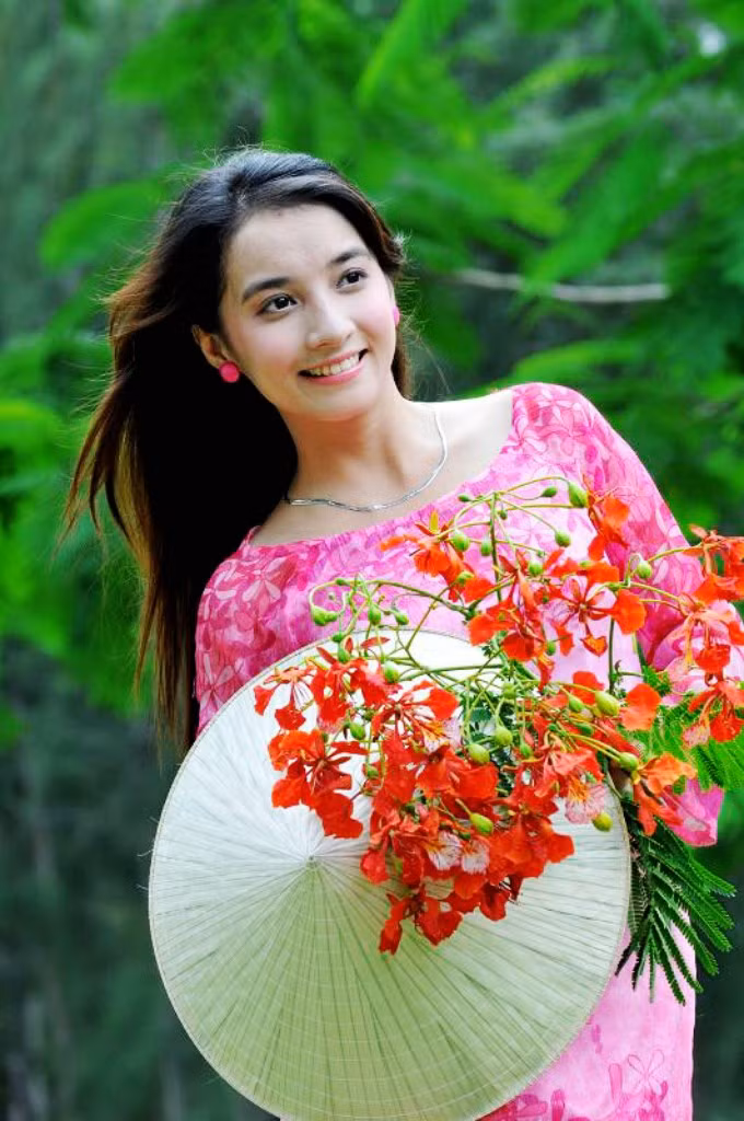 Hoàng Thị Thu Sương sinh năm 1990, là người con gái thanh lịch, dịu dàng của đất Huế Cố đô, hiện cô bạn đang học năm cuối khoa Du lịch trường ĐH Văn hóa TP Hồ Chí Minh