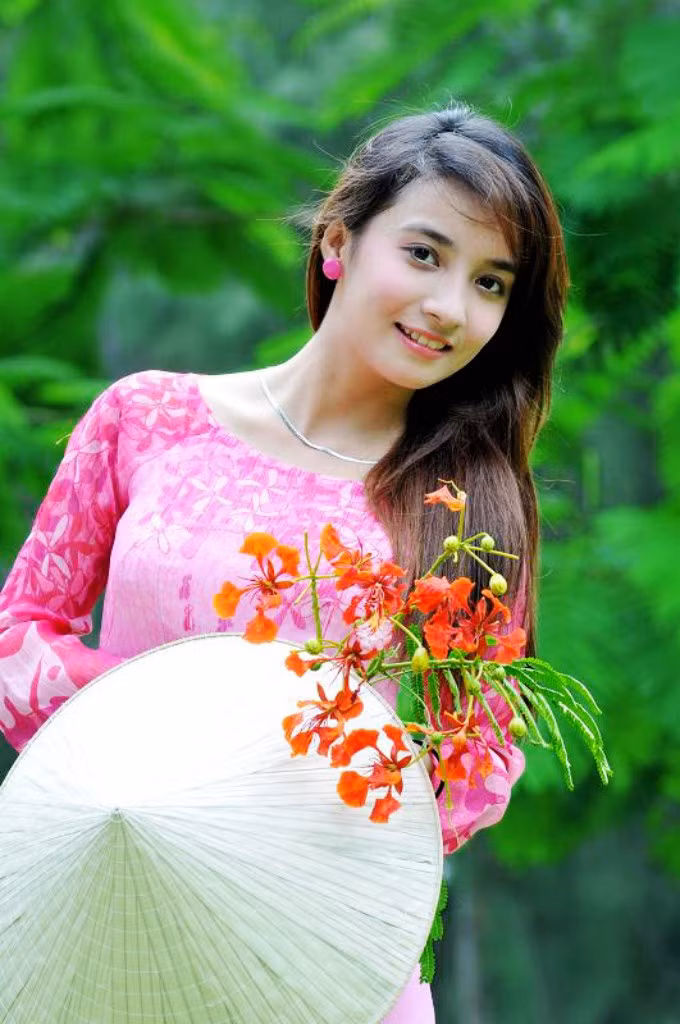 Sở hữu gương mặt xinh xắn, dễ thương, chút dịu dàng, nữ tính cùng một vóc dáng yêu kiều và một trí tuệ sắc sảo, cô bạn xinh xắn này từng giành vương miện Hoa khôi ĐH Văn hóa Tp HCM năm 2010