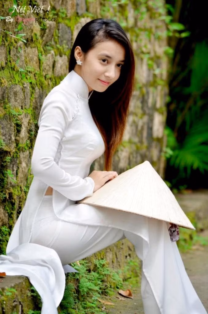 Sinh ra trên mảnh đất Cố đô giàu truyền thống, sự giáo dục của gia đình Sương học được từ mẹ nhiều điều và đó cũng là lý do Sương rất thích "nữ công gia chánh"