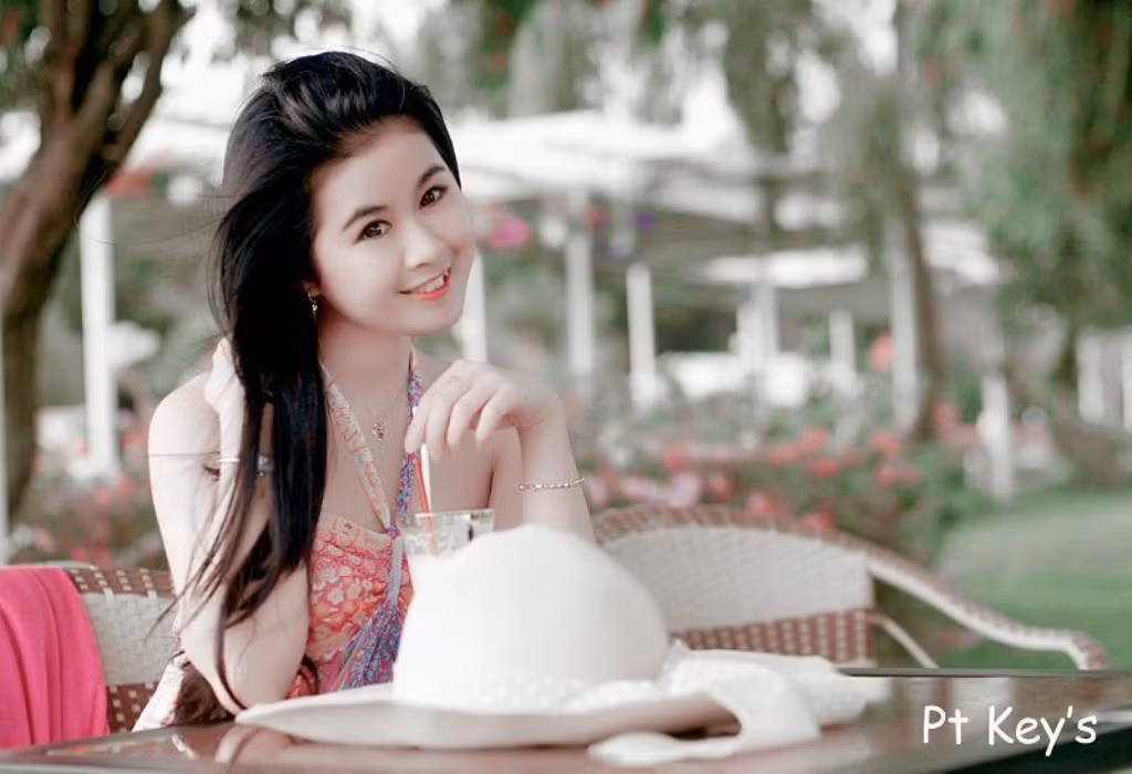 Ngọc Trúc thích một cuộc sống đơn giản, nhẹ nhàng và bình yên... có lẽ cũng một phần ảnh hưởng bởi cuộc sống ở TP Đà Lạt xinh đẹp và nhiều mộng mơ