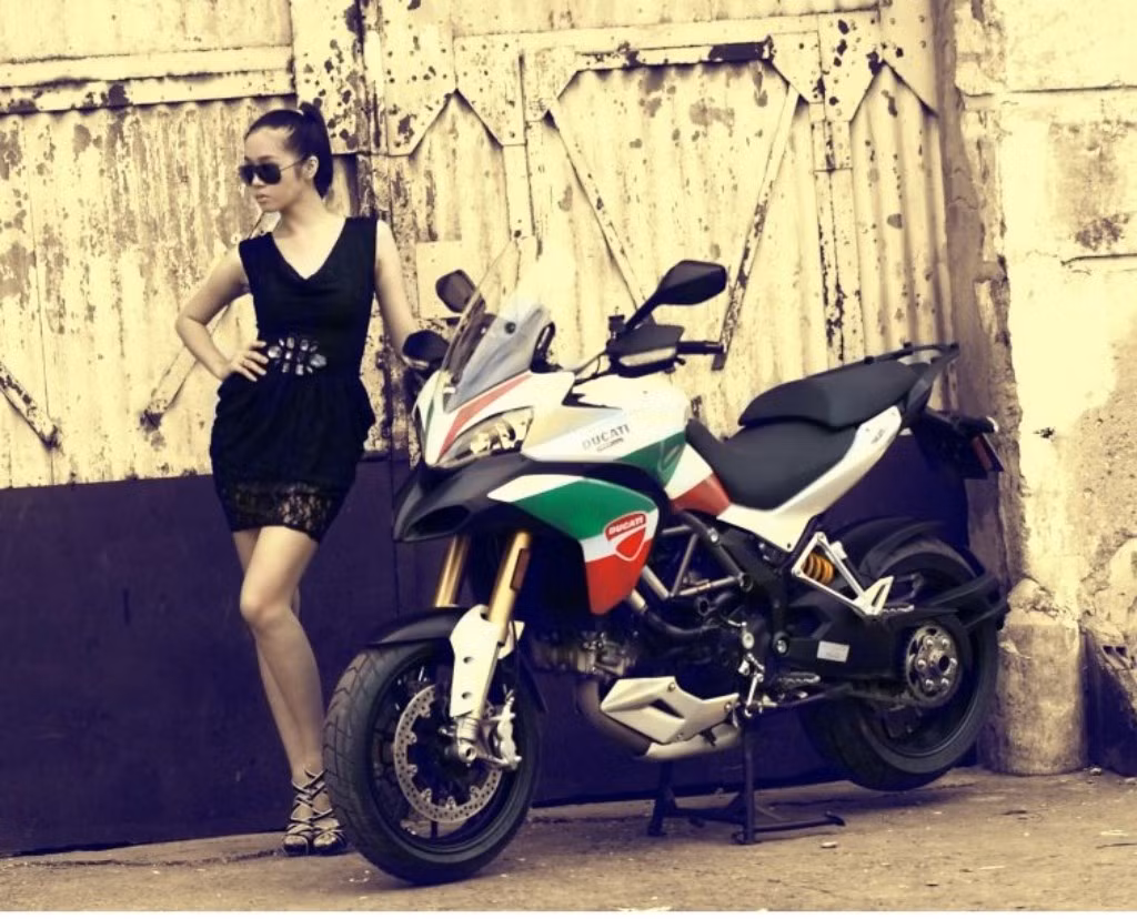 Sánh vai cùng chiếc xe Ducati 1200Cc, người đẹp hóa thân thành một cô nàng khá "ngầu" với cặp kính đen, bộ váy đen và một khuôn mặt biểu cảm sắc lạnh Sánh vai cùng chiếc xe Ducati 1200Cc, người đẹp hóa thân thành một cô nàng khá "ngầu" với cặp kính đen, bộ váy đen và một khuôn mặt biểu cảm sắc lạnh
