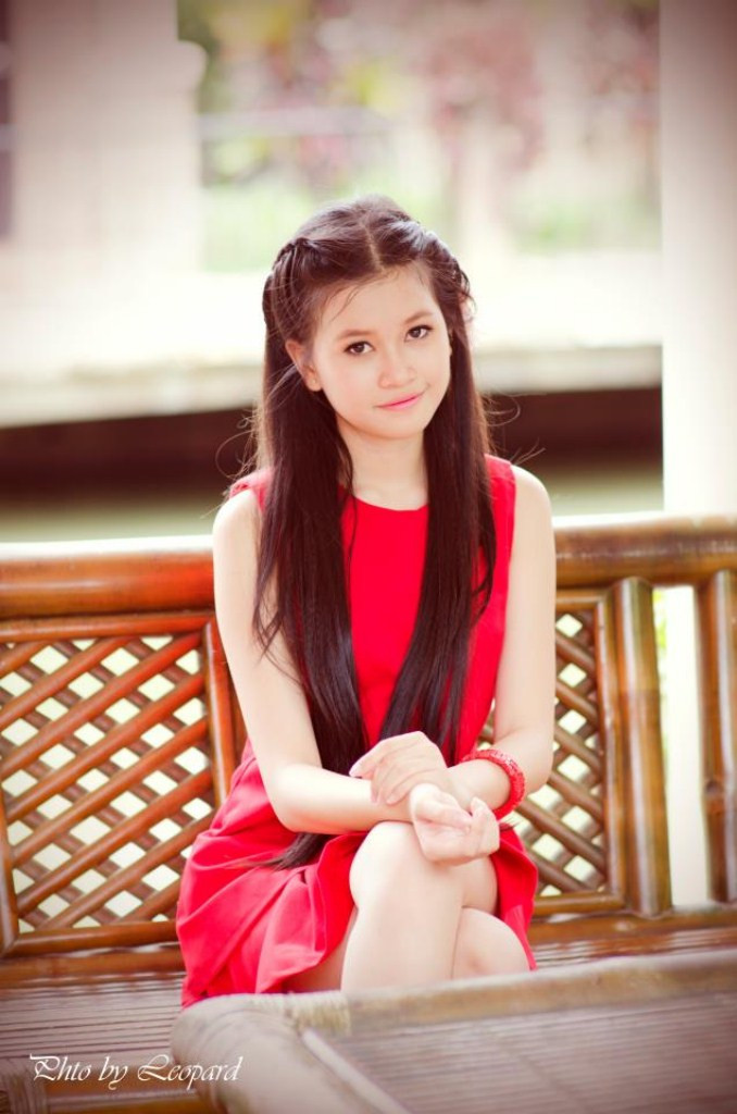"Mùa hè ngọt ngào" - Để thực hiện bộ ảnh này Hương và đoàn nhiếp ảnh đã khá vất vả nhưng kết quả làm Hương rất ưng ý, Hương yêu mến màu đỏ, yêu mến những khoảnh khắc lao động nghệ thuật