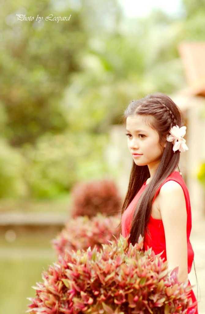 Thiên Hương thực hiện bộ ảnh này khi vừa chia tay lớp 10, tạm xa mái trường THPT Lý Thường Kiệt, thầy cô, bạn bè mà Hương yêu mến và cô bạn đã chọn màu đỏ là màu chủ đạo bởi đó là màu của những cành phượng vỹ...màu sắc của mùa hè