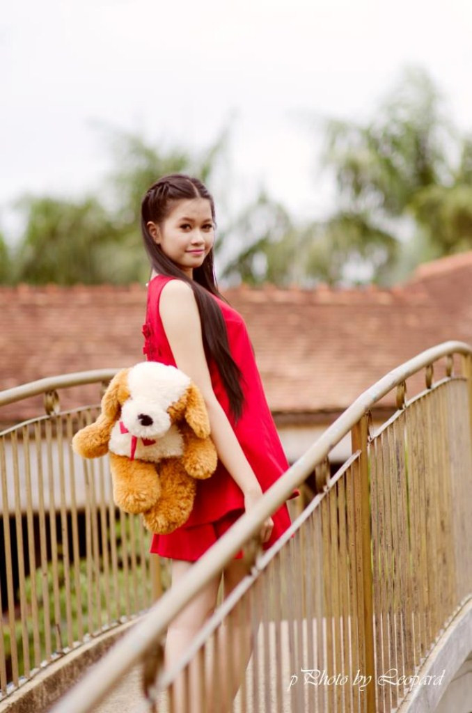 Thực hiện bộ ảnh mang tên "Mùa hè ngọt ngào" Thiên Hương chọn cho mình bộ áo đỏ trẻ trung, nổi bật trong nắng, màu đỏ là màu Hương vốn rất yêu thích