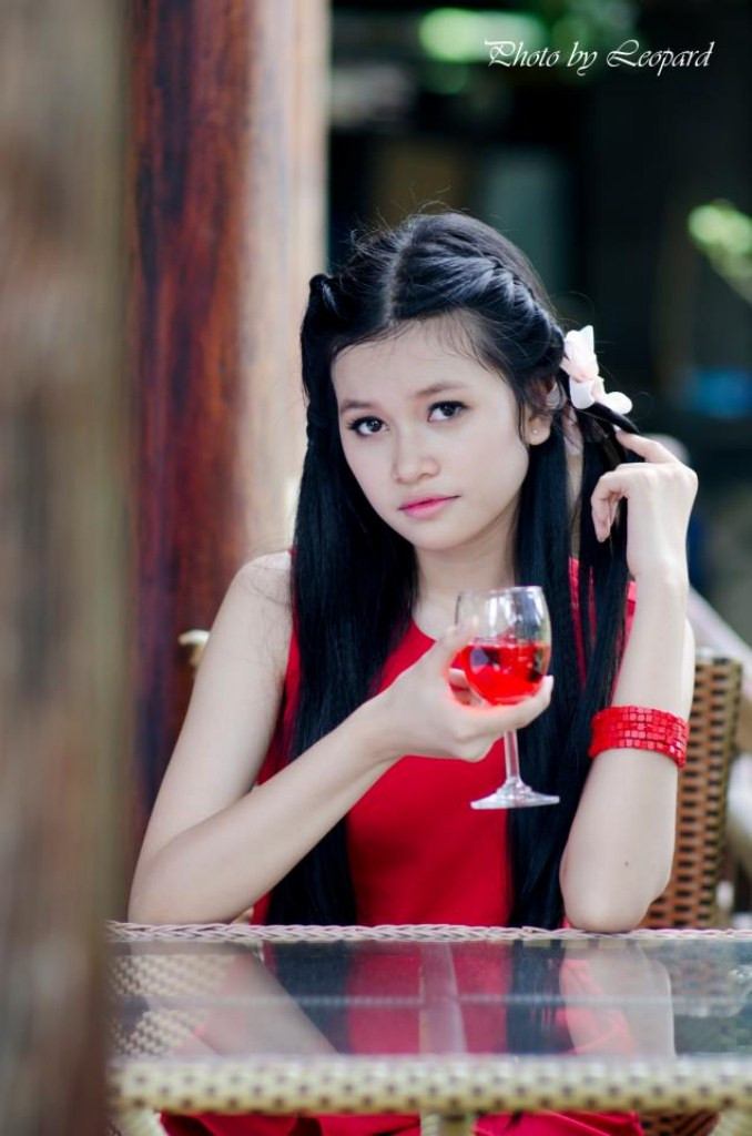 Không những xinh xắn, đáng yêu mà Thiên Hương còn là một người con gái có trí tuệ và một trái tim nồng ấm, biết chia sẻ và yêu thương, đó cùng là lý do ảnh hưởng khiến Thiên Hương đặc biệt thích màu đỏ