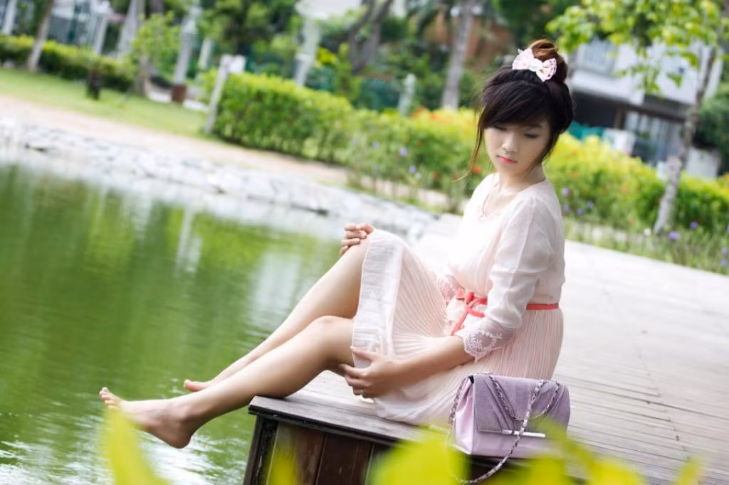 Với Linh, gia đình đặc biệt quan trọng, vì đi học xa nhà nên ba mẹ động viên rất nhiều, chăm lo đầy đủ để Linh có điều kiện tốt học tập tốt, Thùy Linh luôn là chị cả gương mẫu để các em noi theo