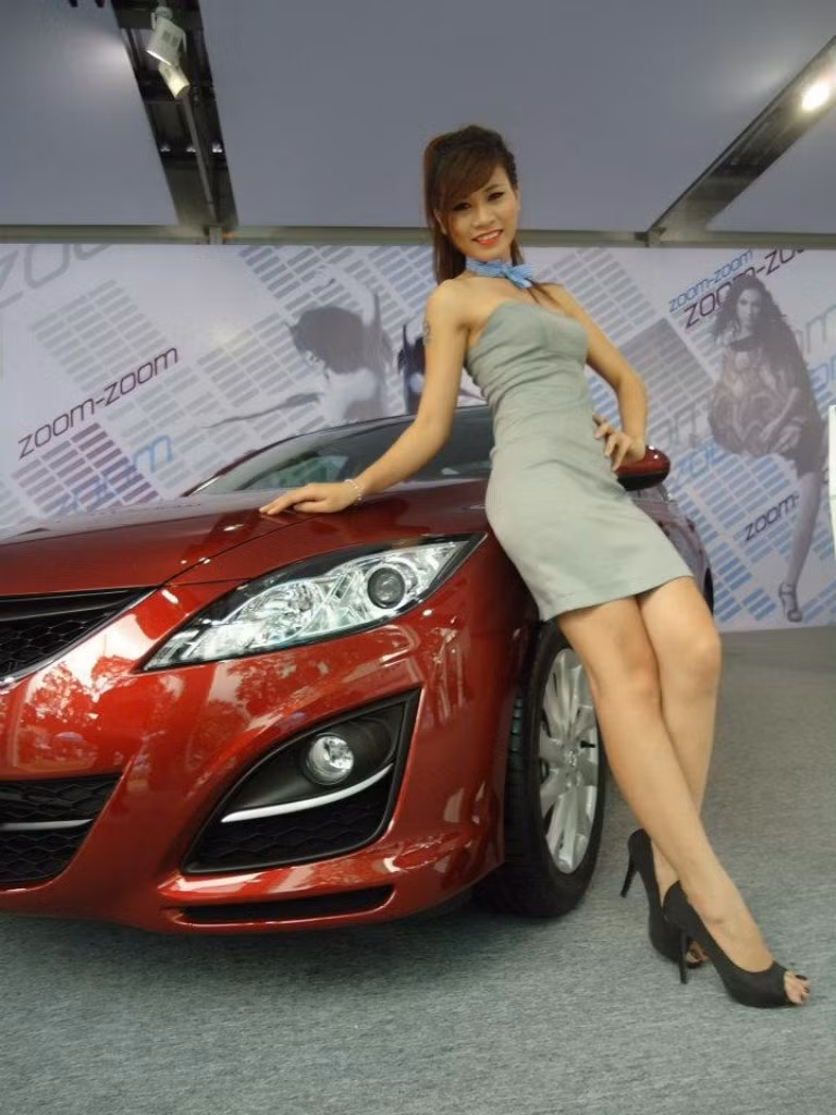 Người đẹp thỏa sức tạo dáng cùng chiếc xe đắt giá này Người đẹp thỏa sức tạo dáng cùng chiếc xe đắt giá này