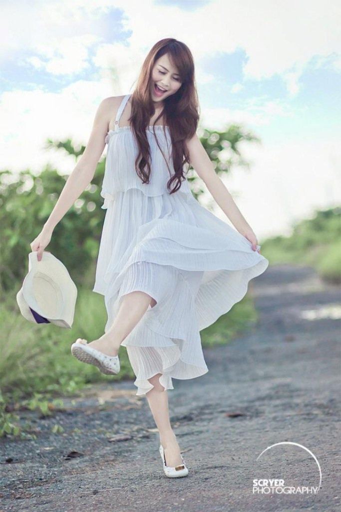 Nàng cười tươi, nụ cười trong sáng, thánh thiện. Xem thêm: Cơn sốt 'thiên sứ 9X': Cô bé răng khểnh làm say đắm lòng ai...