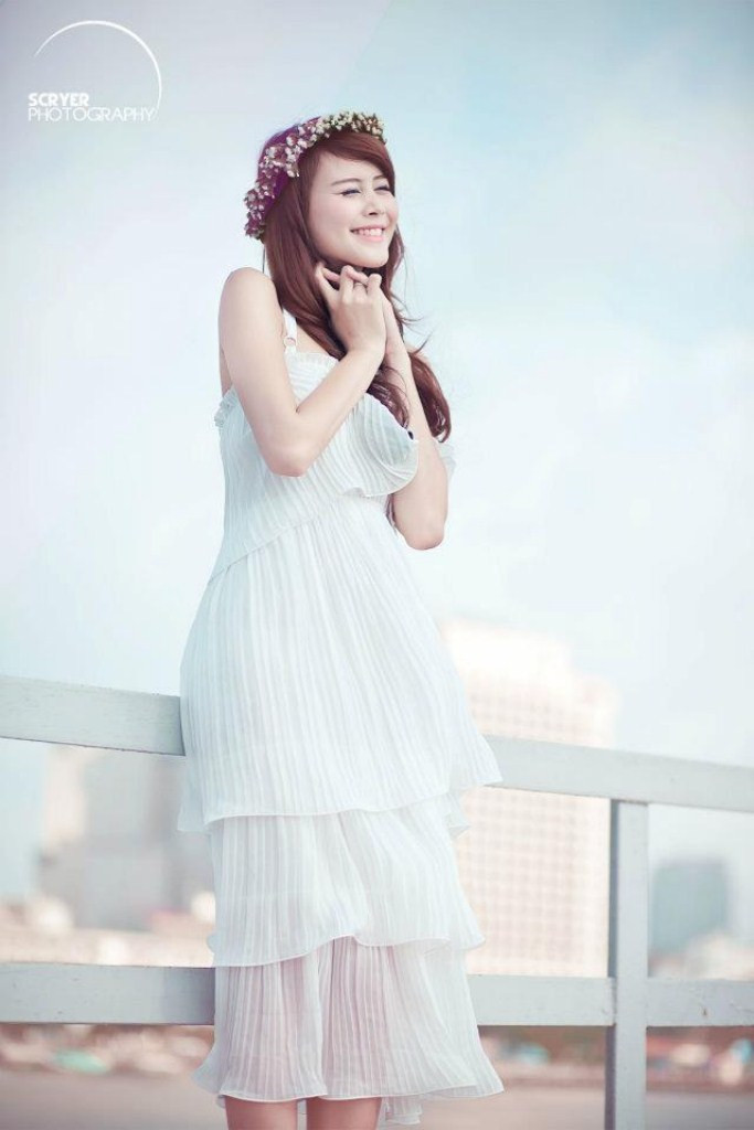 Vóc dáng mảnh mai, yêu kiều,, cùng làn da trắng xinh Bảo Duy luôn thu hút mọi ánh nhìn, không biết cô nàng làm xao xuyến trái tim bao nhiêu chàng trai?. Xem thêm: Cơn sốt 'thiên sứ 9X': Cô bé răng khểnh làm say đắm lòng ai...