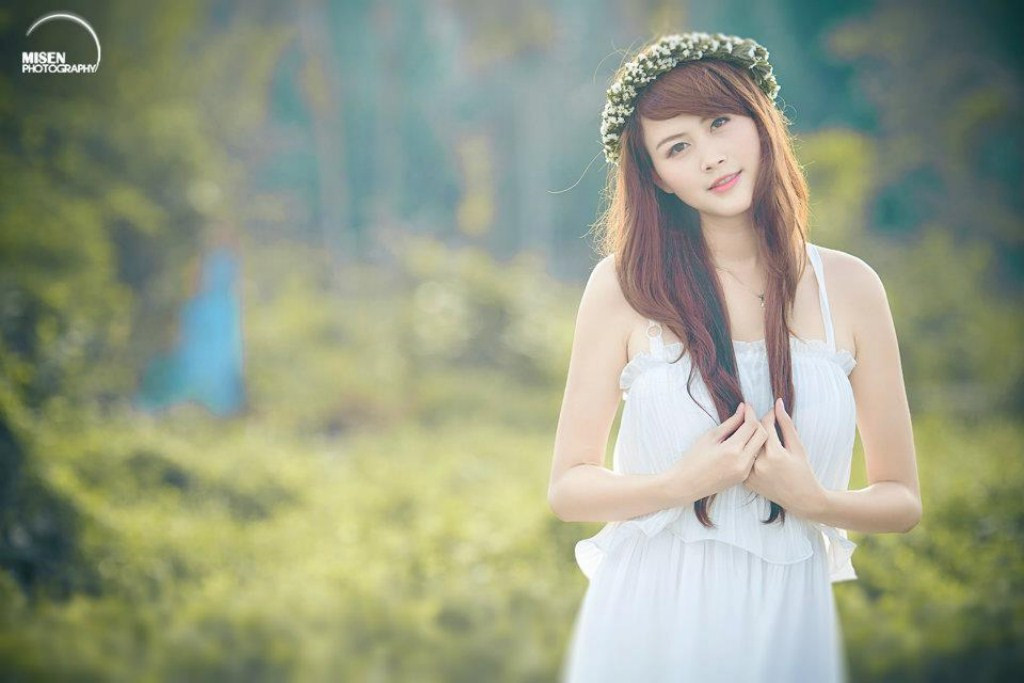 Duyên dáng vòng hoa cài đâu, cô nàng như lạc vào xứ sở thần tiên của những câu chuyện cổ tích. Xem thêm: Cơn sốt 'thiên sứ 9X': Cô bé răng khểnh làm say đắm lòng ai...