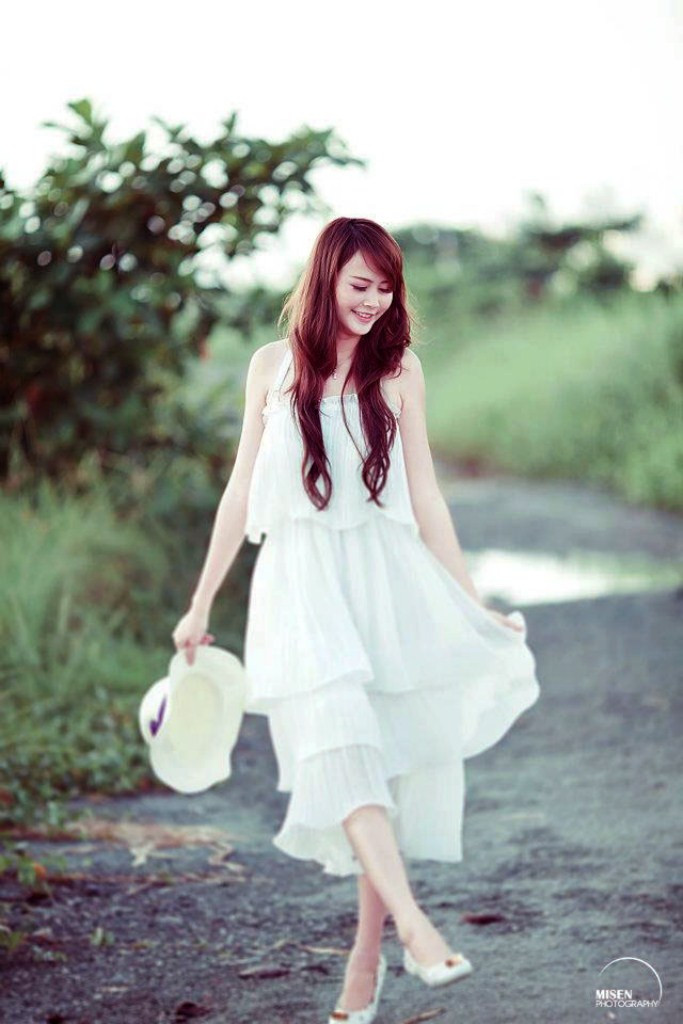 Cô nàng hồn nhiên dạo chơi trên những đồng cỏ xanh, màu sắc hài hòa giữa cảnh và người tạo nên một vẻ đẹp khá hoàn hảo khiến cho người khác phải ngỡ ngàng trước vẻ đẹp "tựa thiên thần". Xem thêm: Cơn sốt 'thiên sứ 9X': Cô bé răng khểnh làm say đắm lòng ai...