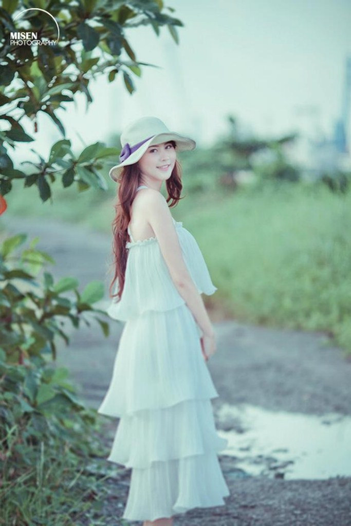 Diện bộ váy màu trắng tinh khiết Yaya xinh đẹp, ngây thơ trong từng ngữ cảnh. Xem thêm: Cơn sốt 'thiên sứ 9X': Cô bé răng khểnh làm say đắm lòng ai...