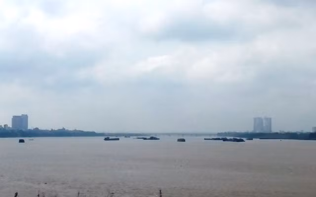 Các tàu hút cát "dàn trận" trên sông Hồng nạo vét hay vơ vét khoáng sản quốc gia? (Ảnh Thông Minh) Các tàu hút cát "dàn trận" trên sông Hồng nạo vét hay vơ vét khoáng sản quốc gia? (Ảnh Thông Minh)