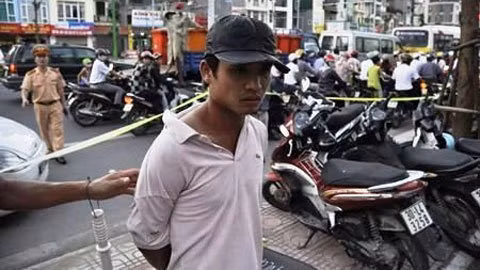 "Hai mẹ con" hung hăng lăng mạ CSGT ảnh 1 "Hai mẹ con" hung hăng lăng mạ CSGT, Tin tức trong ngày, lang ma csgt, csgt, chong nguoi thi hanh cong vu, canh sat, vi pham giao thong, bao, tin tuc, tin hot, tin hay
