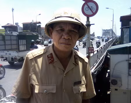 Chuyện tự tử trên cầu Chương Dương, Tin tức trong ngày, tu tu o cau chuong duong, tu tu, tu van, nhay cau tu tu, thuong ta le duc doan, canh sat giao thong, cau chuong duong, bao, tin hay, tin hot, tin tuc