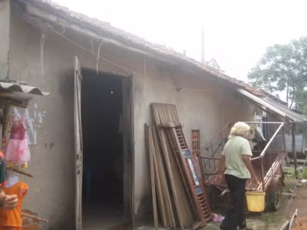 Anh không cho mượn xe, em tẩm xăng tự thiêu ảnh 1 Anh không cho mượn xe, em tẩm xăng tự thiêu, Tin tức trong ngày, tam xang tu thieu, tu thieu, muon xe, xe may, tu tu, bao, tin tuc, tin hot, tin hay