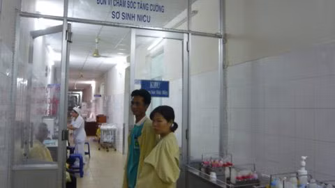 Phút yếu lòng của sản phụ sinh 4 ở Từ Dũ ảnh 2 Phút yếu lòng của sản phụ sinh 4 ở Từ Dũ, Tin tức trong ngày, san phu sinh tu, sinh 4, sinh tu, da thai, sinh doi, sinh ba, sinh nhieu con, sinh con, san phu, con gai, benh vien san, bao, tin tuc, tin hot, tin hay