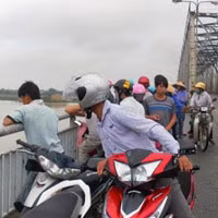 Nhiều người tập trung tại cầu Bến Thuỷ để tìm kiếm em A.