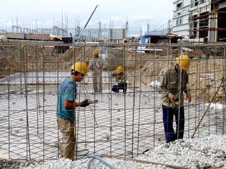 Lao động phổ thông người Trung Quốc đang làm việc trên công trường xây dựng Nhà máy nhiệt điện Hải Phòng (xã Tam Hưng, huyện Hưng Nguyên). Ảnh: G.Linh Lao động phổ thông người Trung Quốc đang làm việc trên công trường xây dựng Nhà máy nhiệt điện Hải Phòng (xã Tam Hưng, huyện Hưng Nguyên). Ảnh: G.Linh