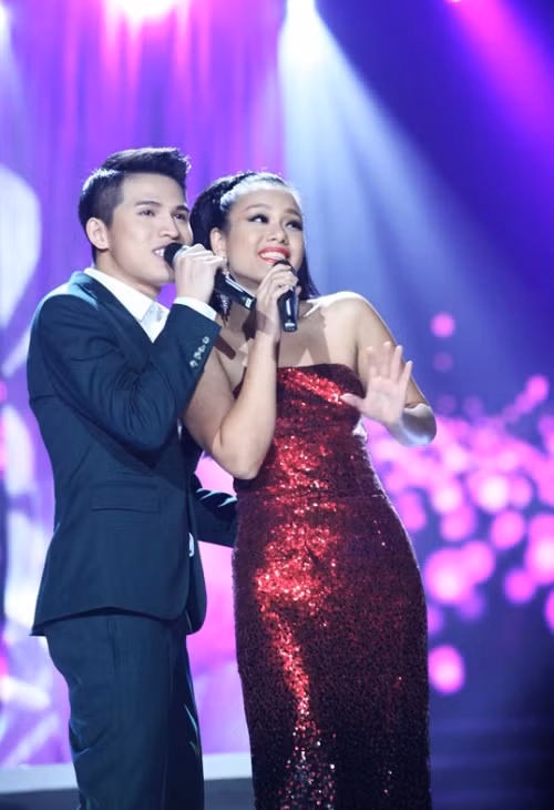 Hai Quán quân của cuộc thi Vietnam Idol tình tứ với nhau trên sân khấu. Hai Quán quân của cuộc thi Vietnam Idol tình tứ với nhau trên sân khấu.