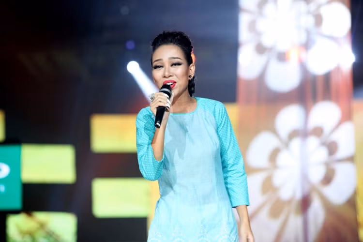 Khác hẳn vẻ cá tính thường thấy, Thảo Trang trông vô cùng dịu dàng khi thể hiện "Đại lộ đón gió", "Về ăn cơm". Khác hẳn vẻ cá tính thường thấy, Thảo Trang trông vô cùng dịu dàng khi thể hiện "Đại lộ đón gió", "Về ăn cơm".