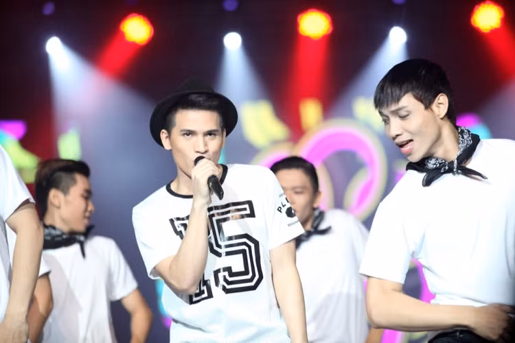 Quốc Thiên trẻ trung trong ca khúc mở màn "Xin chào! Xin chào" Quốc Thiên trẻ trung trong ca khúc mở màn "Xin chào! Xin chào"