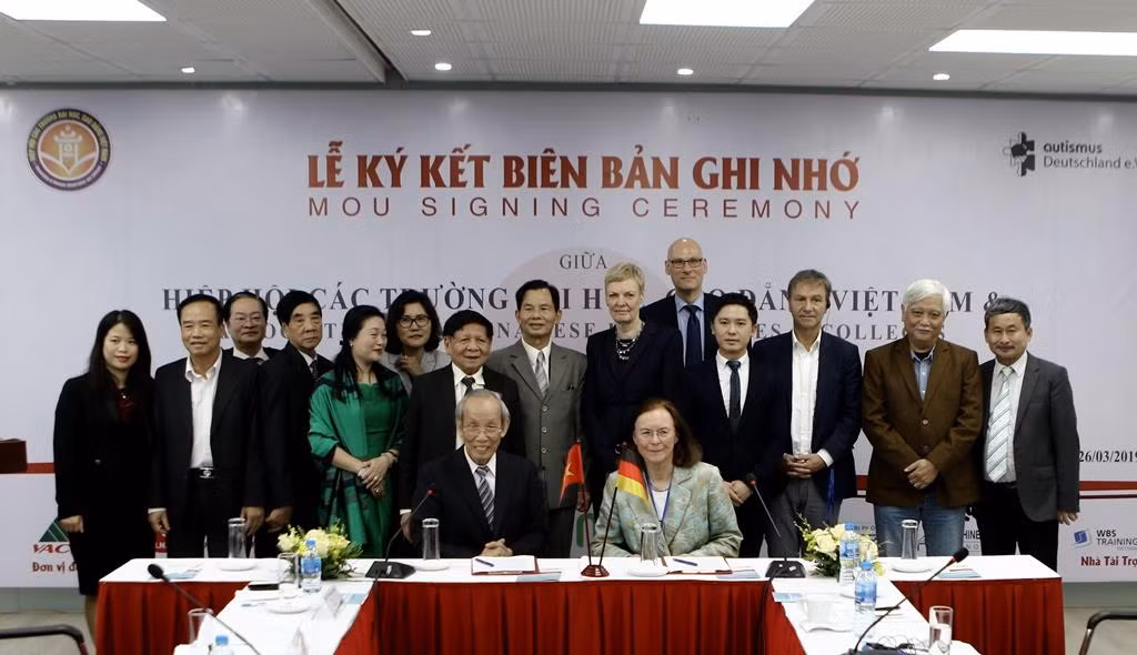 Giáo sư, Tiến sĩ Trần Hồng Quân – Chủ tịch Hiệp hội Các trường Đại học, Cao đẳng Việt Nam và bà Maria Kaminsky – Chủ tịch Hiệp hội tự kỷ Liên bang Đức ký biên bản ghi nhớ. Ảnh: Vương Anh