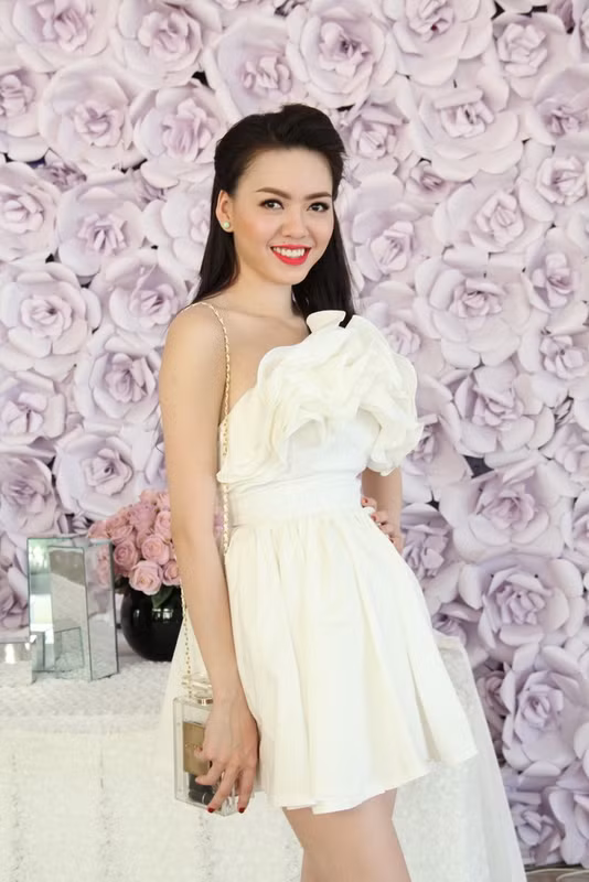 Vũ Hoàng Điệp sẽ làm một trong những "chân dài" xuất hiện trong liveshow 15 năm của Quang Hà. Đây được coi như sự tái xuất của người đẹp này sau những ồn ào, đặc biệt là sau thời gian 'tình cũ' đại gia Công Motor bị bắt, cô cũng né báo chí và không xuất hiện trong nhiều sự kiện.
