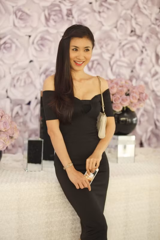 Diễn viên Nguyệt Ánh gợi cảm với đầm đen.