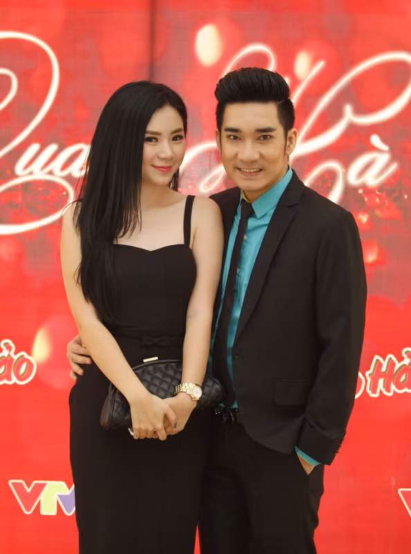Cô bạn gái Thảo Vân luôn xuất hiện bên cạnh Quang Hà, nhất là những sự kiện quan trọng đối với nam ca sĩ.