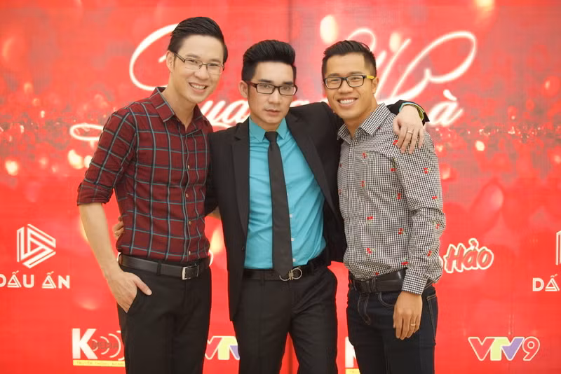Hai người bạn cũng khá thân với Quang Hà là MC Anh Quân và Quốc Bình.