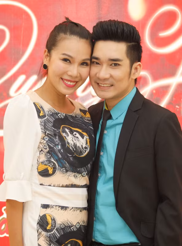 Ca sĩ Khánh Ngọc thân thiết bên Quang Hà.