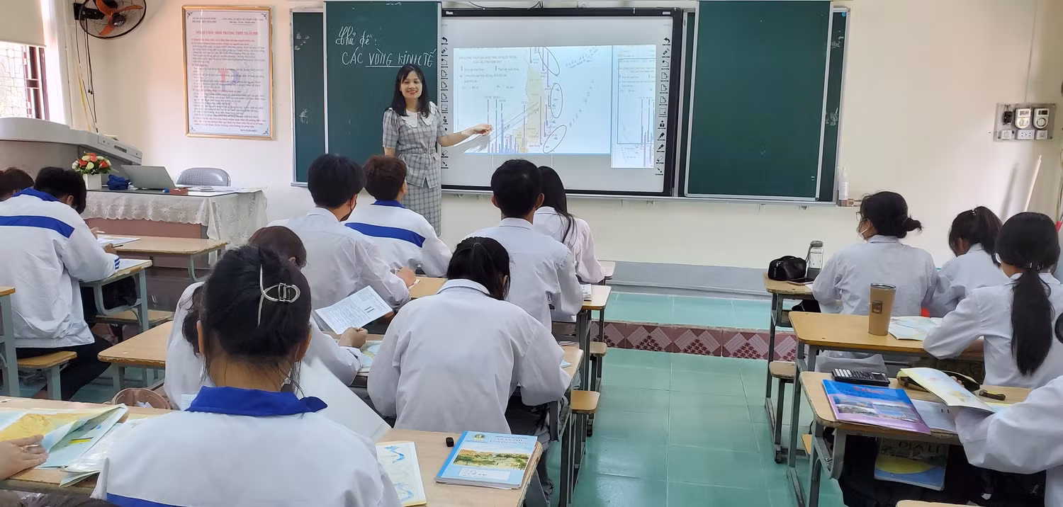 Học sinh Trường Trung học phổ thông Trần Phú (thành phố Móng Cái, Quảng Ninh) ôn tập tăng cường chuẩn bị cho kỳ thi tốt nghiệp (Ảnh: Phạm Linh) Học sinh Trường Trung học phổ thông Trần Phú (thành phố Móng Cái, Quảng Ninh) ôn tập tăng cường chuẩn bị cho kỳ thi tốt nghiệp (Ảnh: Phạm Linh)