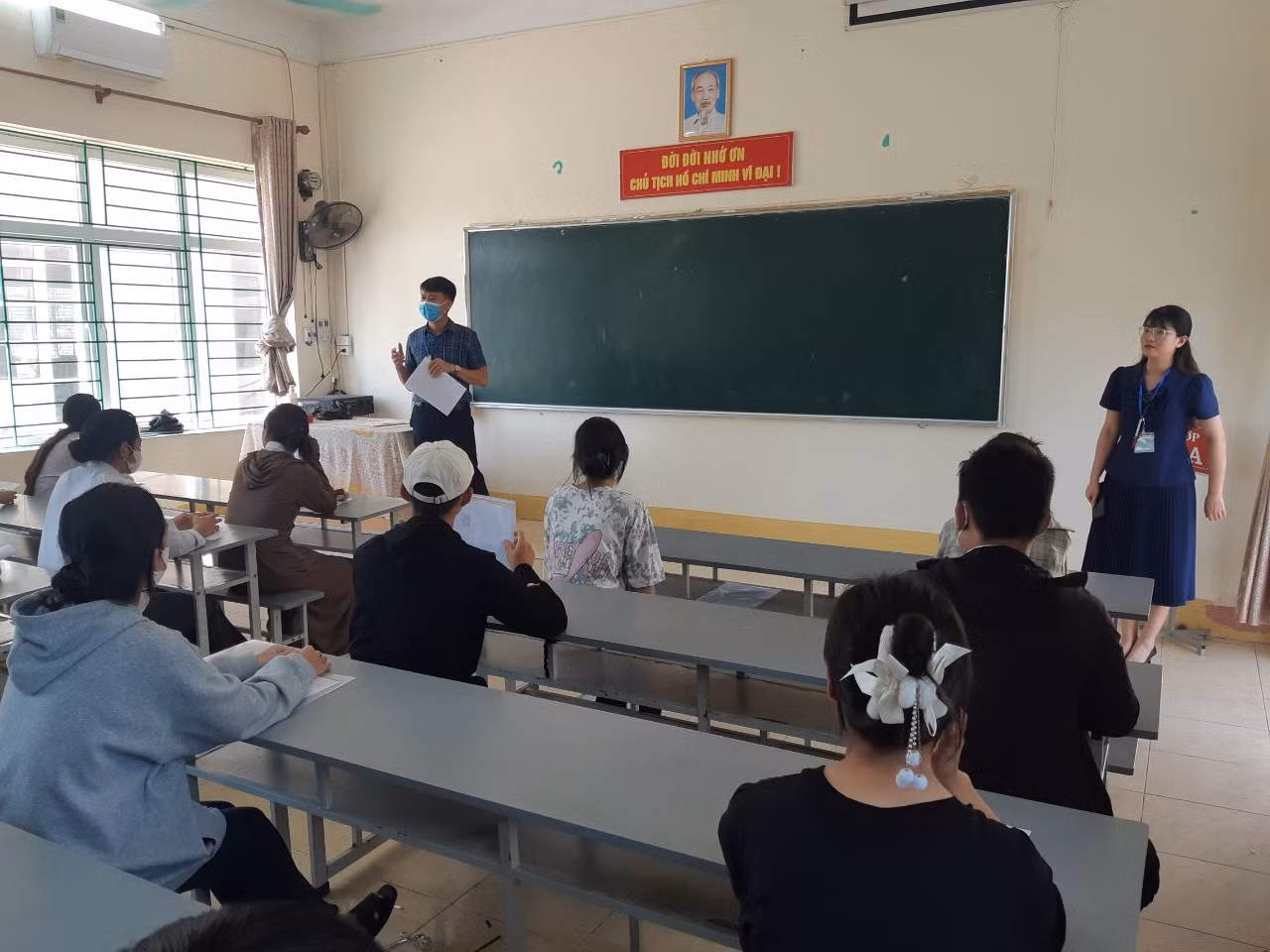 Các thí sinh nghe phổ biến quy chế thi tại điểm thi ở thành phố Móng Cái, tỉnh Quảng Ninh (Ảnh: Phạm Linh)