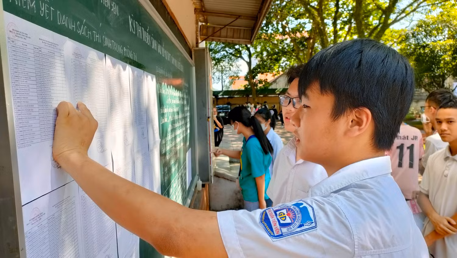 Thí sinh ở điểm thi Trường Trung học phổ thông Tiên Yên kiểm tra thông tin số báo danh, phòng thi (Ảnh: Phạm Linh)