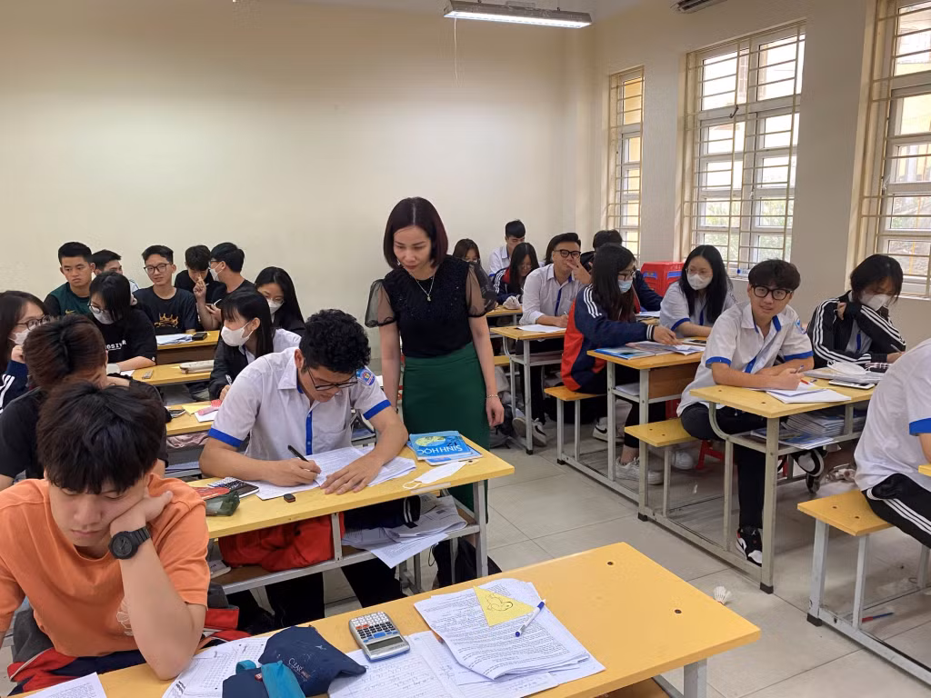Trường Trung học phổ thông Hòn Gai tiến hành ôn tập cho học sinh theo từng chủ đề (Ảnh: CTV) Trường Trung học phổ thông Hòn Gai tiến hành ôn tập cho học sinh theo từng chủ đề (Ảnh: CTV)