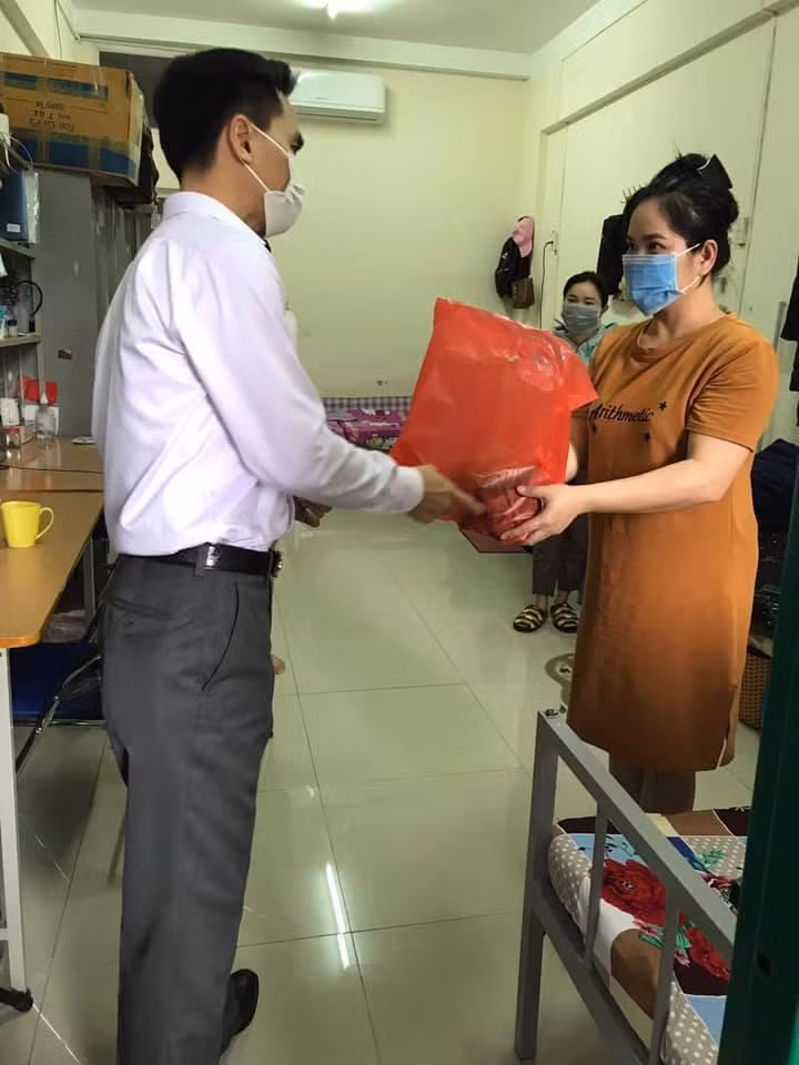Những chiếc bánh chưng nóng hổi do chính tay những du học sinh nước ngoài gói đã được Ban quản lý ký túc xá Mễ Trì (Hà Nội) trao tặng lại cho sinh viên từng phòng. Ảnh: Ông Nguyễn Đại Thắng cung cấp