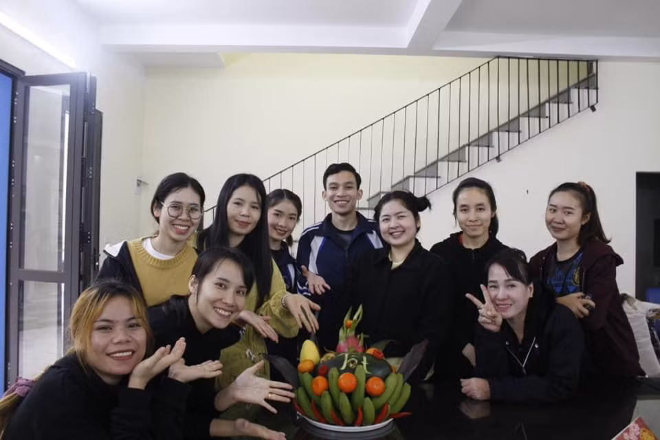 Du học sinh nước ngoài tham gia bày mâm ngũ quả. Ảnh: Ông Nguyễn Đại Thắng cung cấp