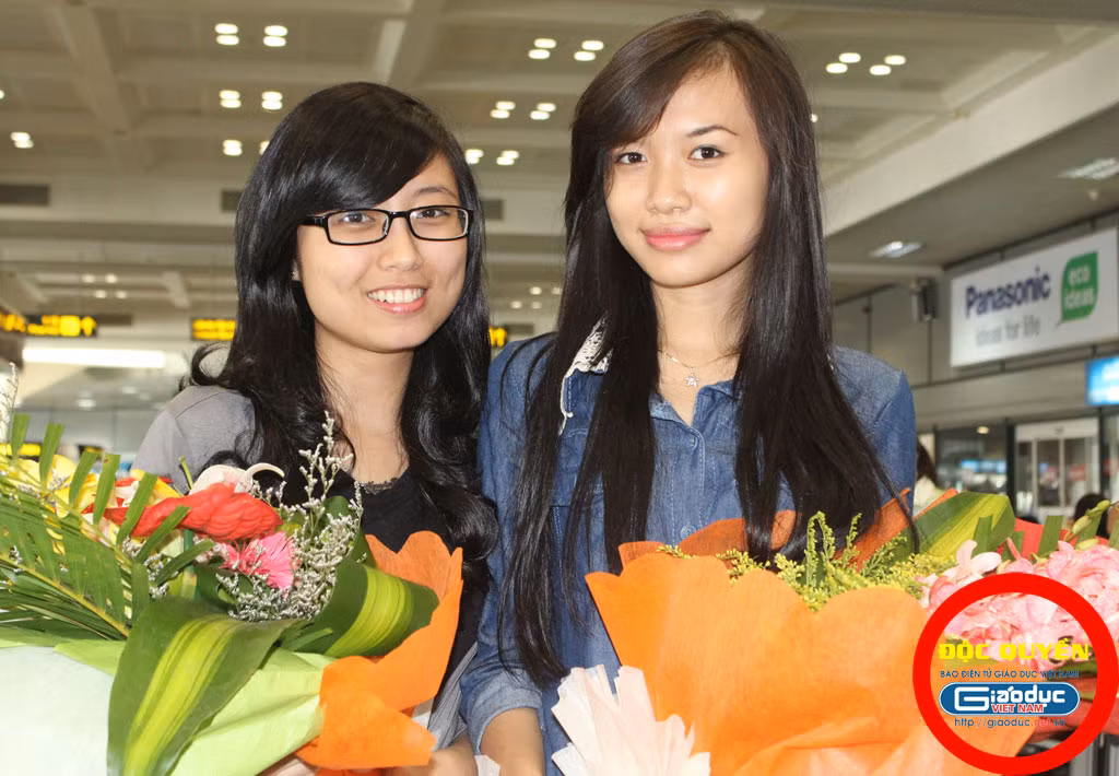 Phương Thảo (phải) đoạt giải Nữ sinh trong mơ và Nguyên Tâm (trái) đoạt giải Nữ sinh có lượng xem ảnh nhiều nhất