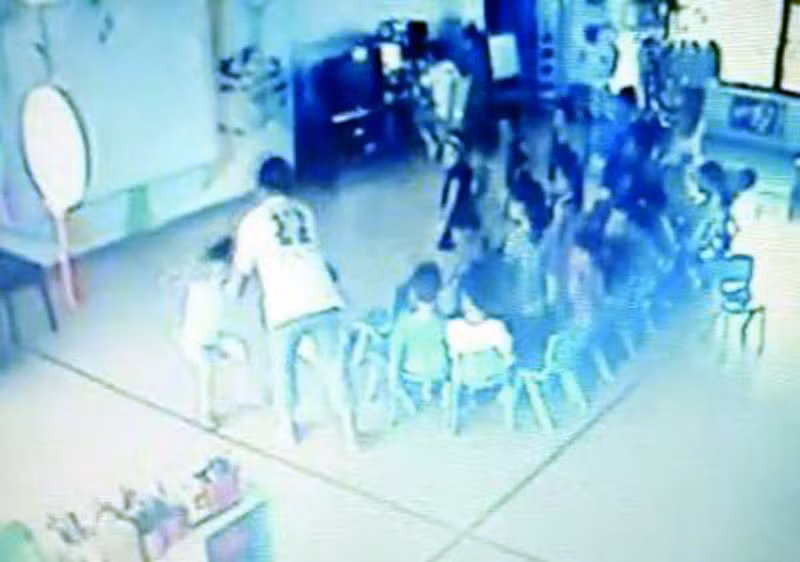 Chuyện bi hài: Chào hàng cả... sự học ảnh 2 Kinh hoàng: Cô giáo mầm non bạt tai, đánh trẻ không thương tiếc