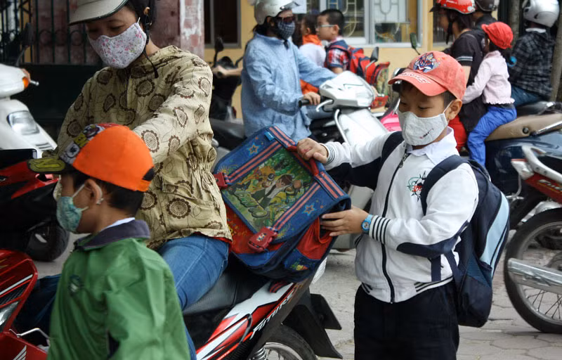 Chùm ảnh: Học sinh Hà Nội co ro trong cái lạnh đầu mùa