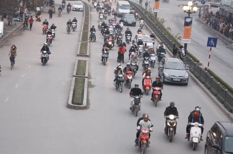 Khi lượng xe ngày càng đông hơn, những người sang đường dồn lại và đứng trước nguy bị xe va quệt bất cứ lúc nào. Lúc này lượng xe bị dồn lại trên đường càng dài hơn.